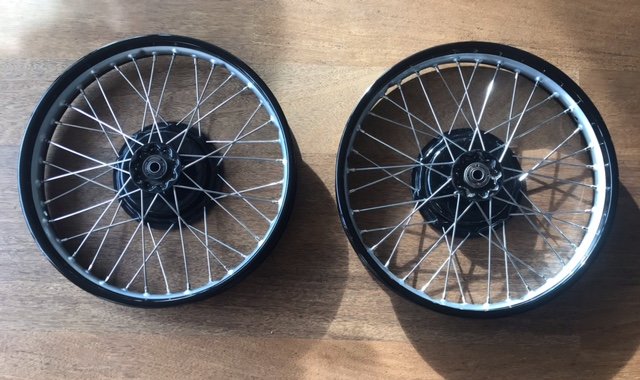 Und jetzt sind die Räder neu eingespeicht.