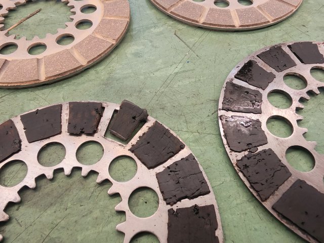 Die alten, seinerzeit mit Kork belegten Kupplungsscheiben und im Hintergrund die Neuen.