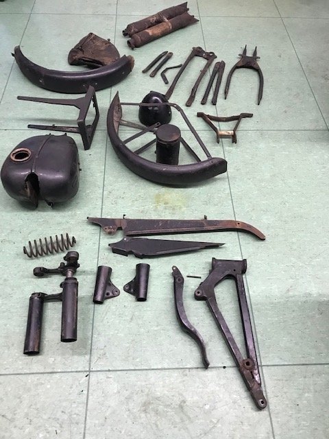 Alle Vorbereitungen zum Strahlen, dann Lackieren und Linieren sind getroffen. 