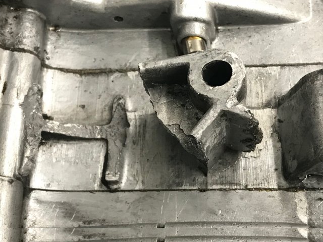 Eine Herausforderung - die gebrochene Motorhalterung muss geschweißt werden: Guss-Schweißen ...