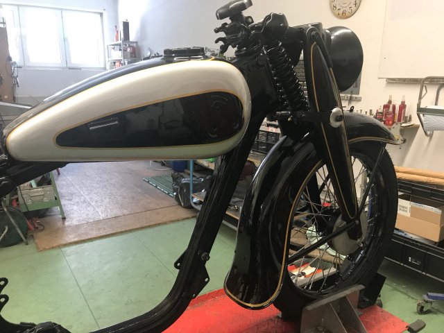 Der Aufbau beginnt. Die neu lackierten und handlinierten Teile werden Stück für Stück sorgfältig montiert: Tank, Gabel, Schutzbleche ...