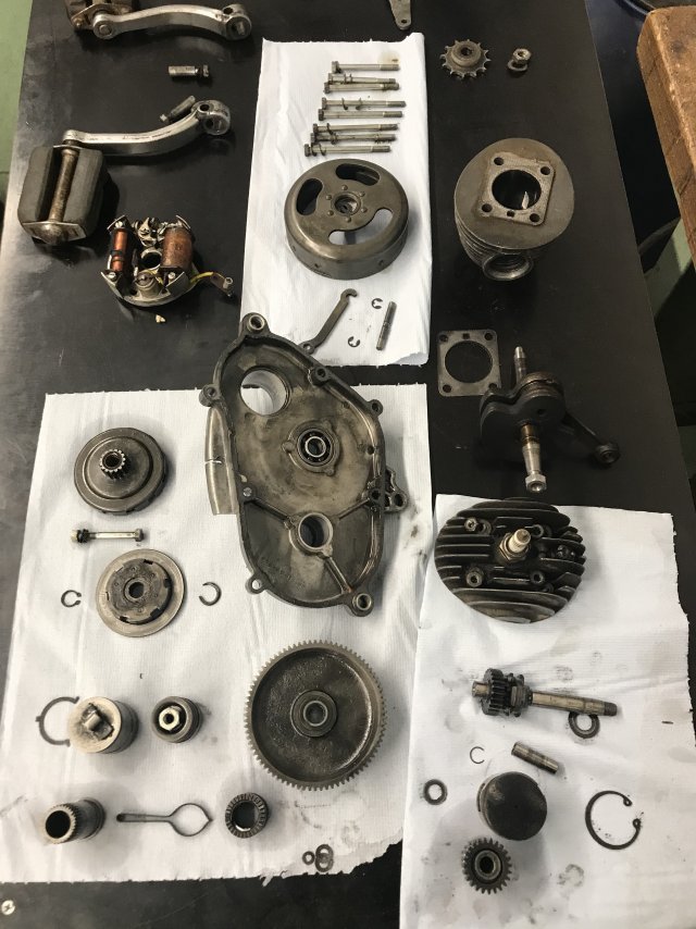 So schaut ein zerlegter Quickly-Motor aus. Neue Lager und Simmerringe werden eingebaut.