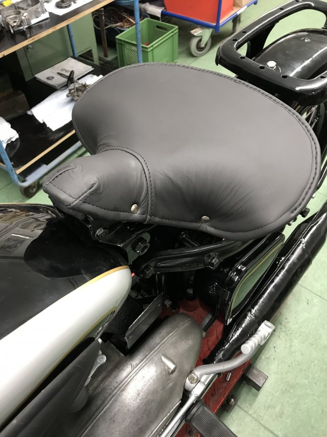 Nun ist auch der mit Leder neubezogene Sattel wieder an Ort und Stelle.