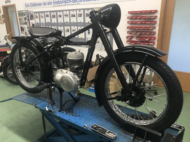 So ganz langsam wird es wieder ein wunderschönes Motorrad ...