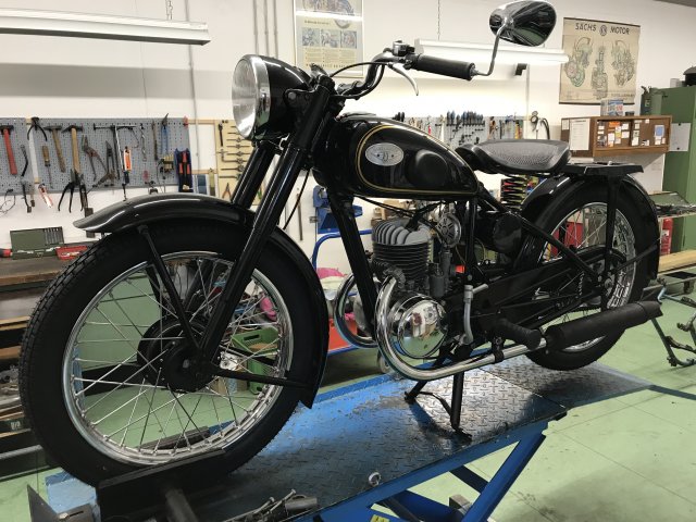 Nun ist sie komplett verkabelt, Tank montiert (schaut super aus!). Jetzt kommen noch ein paar Kleinigkeiten... und dann steht der ersten Ausfahrt nichts mehr entgegen.