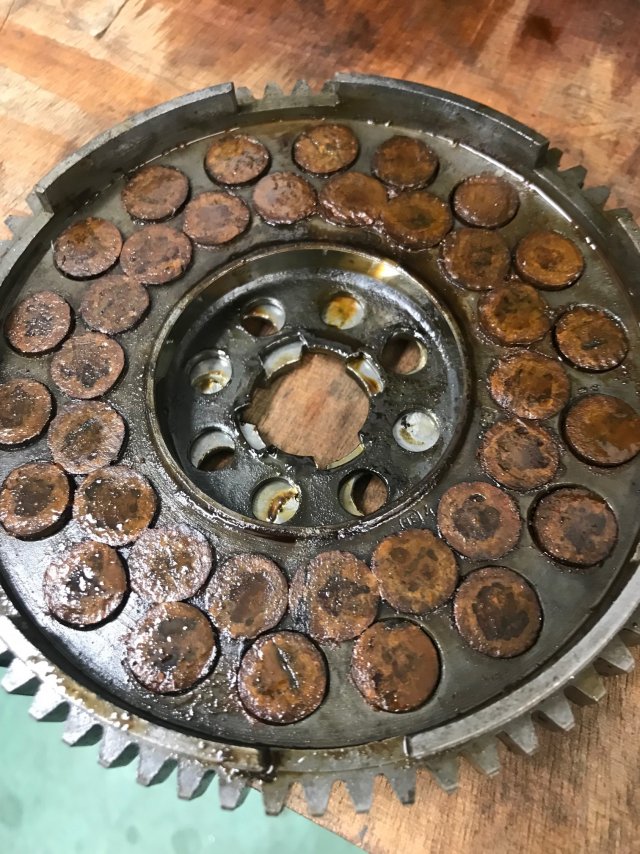 ... eine stark abgenutzte mit Kork besetzte Kupplungslamelle...