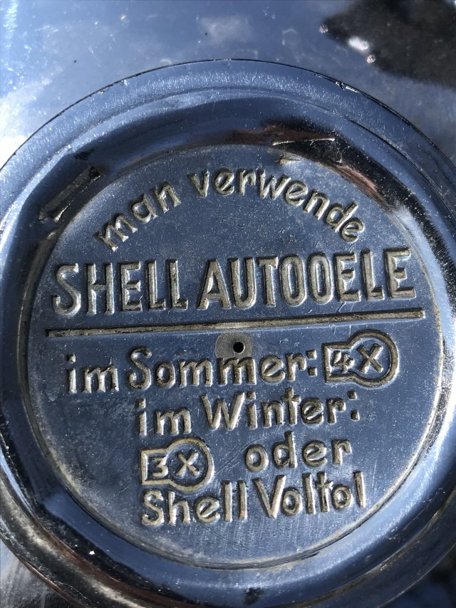 ... ein Teil der Betriebsanleitung auf dem Tankdeckel ... :-)