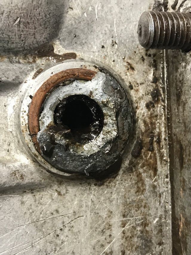 Eine über 80 Jahre alte Ölablass-Schraube die sich dematerialisiert hat...