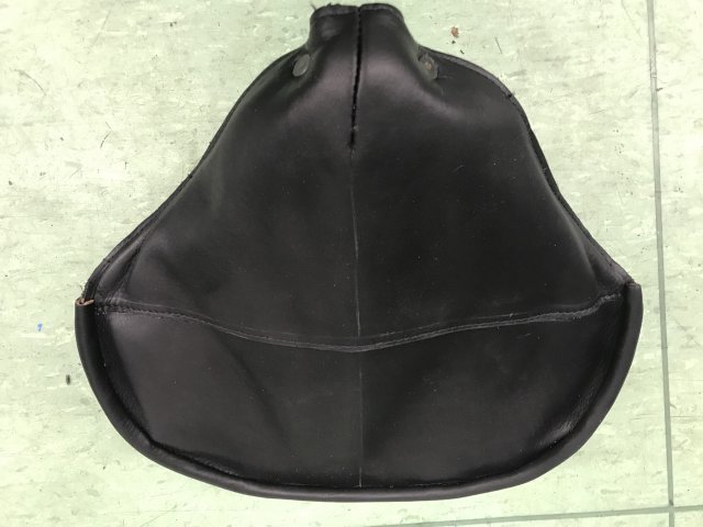 Der Sattel ist nun mit neuem Echtleder bezogen.