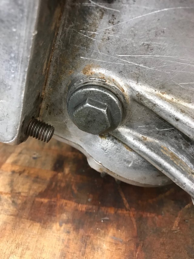 Die neue gebrauchte Ablass-Schraube ist drin...