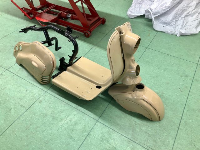 Die Blechteile sind da - natürlich in Originalfarbe und handliniert!