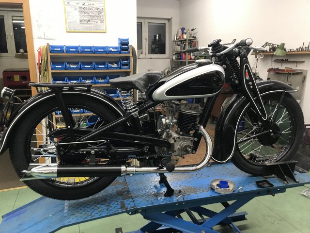 Neue Auspuffanlage ist montiert. Jetzt schaut es wieder wie ein Motorrad aus :-)