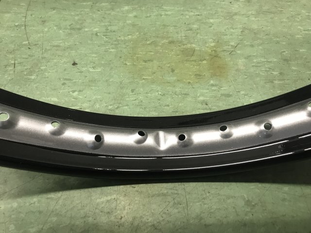 Die Felgen haben wir komplett neu lackiert. 