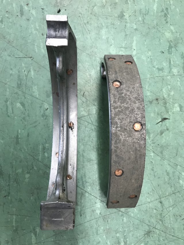 Neue Bremsbeläge sind aufgenietet.