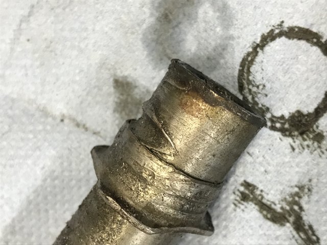 Die Achsenhülse: deformiert und unbrauchbar. Drehen wir neu.