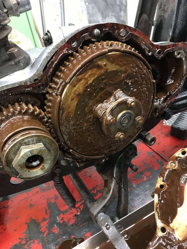 Die Kupplung: die Federn haben keine Spannung mehr und die Scheiben und der Kupplungskorb müssen neu mit Kork belegt werden.