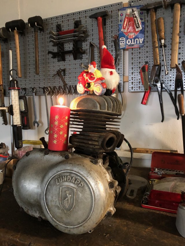 Nach langem Suchen haben wir um Weihnachten endlich einen gebrauchten Motor gefunden: er dreht, schaltet und hat genügend Kompression! 