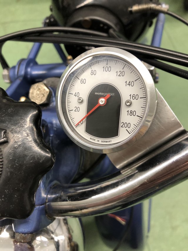 Der vom TÜV vorgeschriebene Tacho ist verbaut. Angesteuert von einem Spannungswandler (6V auf 12V).