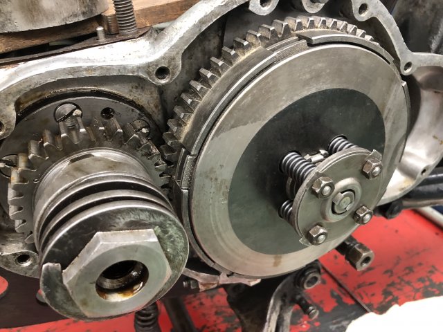 Die überarbeitete Kupplung (neue Korklamellen) ist wieder eingebaut samt verstärkter Kupplungsfedern.