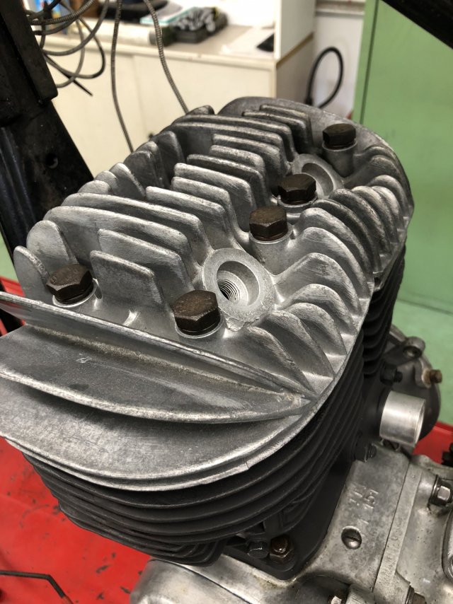 Zylinderkopf mit Kunststoff gestrahlt. Schaut sehr original aus.