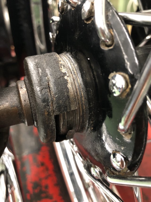 Eine Staubkappe nach fast 90 Jahren. Gibt es nicht mehr. Drehen wir selber. Ergebnis folgt.