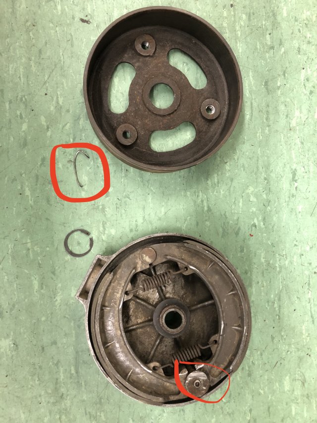 Da hat schon mal jemand ein Helicoil-Gewinde eingesetzt bzw. eingeschlagen: Grad hat sich gebildet und dann verklemmt....