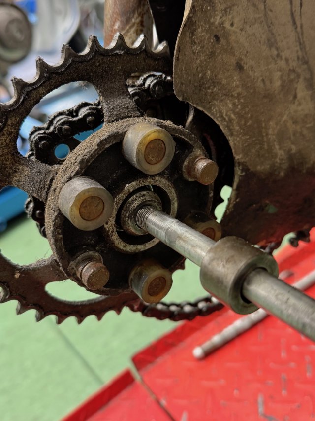 Die Hinterradaufnahme samt Zahnkranz: dreckig und unvollständig...