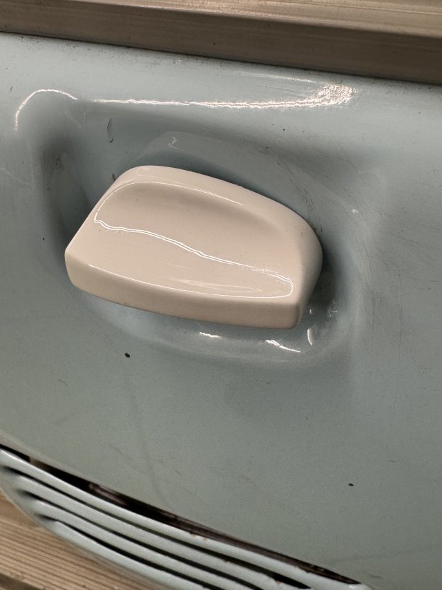 Die alten porösen Griffe an den Seitendeckeln haben wir abgeschliffen, poliert etc. und dann neu lackiert - wie neu!