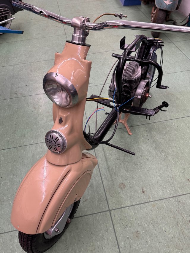 Lampe und Hupe sind eingebaut und warten auf die Anschlüsse...