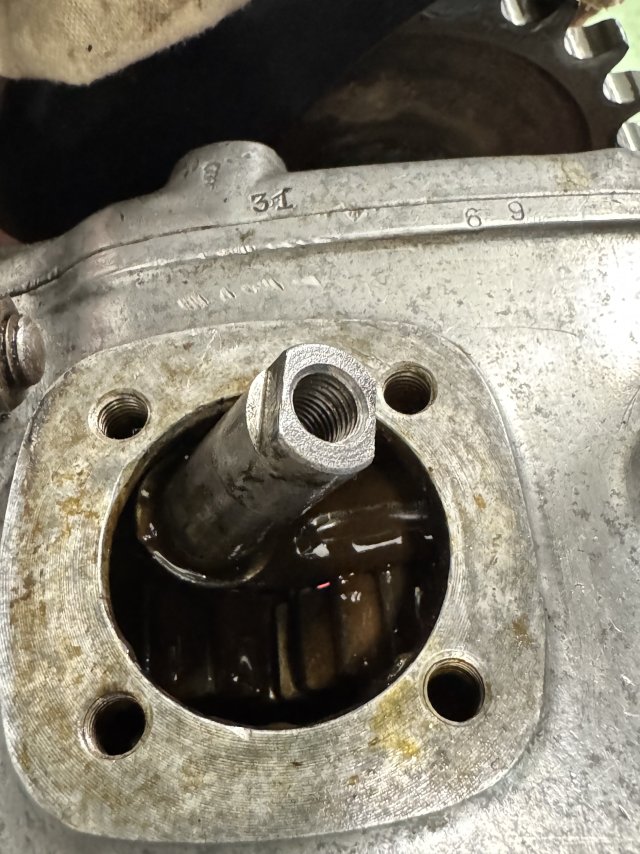 Auch hier hat sich zwischen Schaltgestänge und Führung ins Getriebe zu viel Spiel in der Buchse gebildet. Wir müssen eine neue drehen.