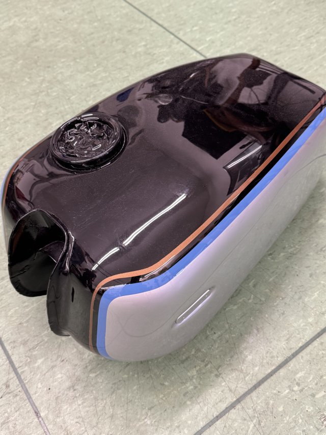 Der Tank in vier verschiedenen Farben neu lackiert - den Chrom haben wir durch glänzendes Grau ersetzt.