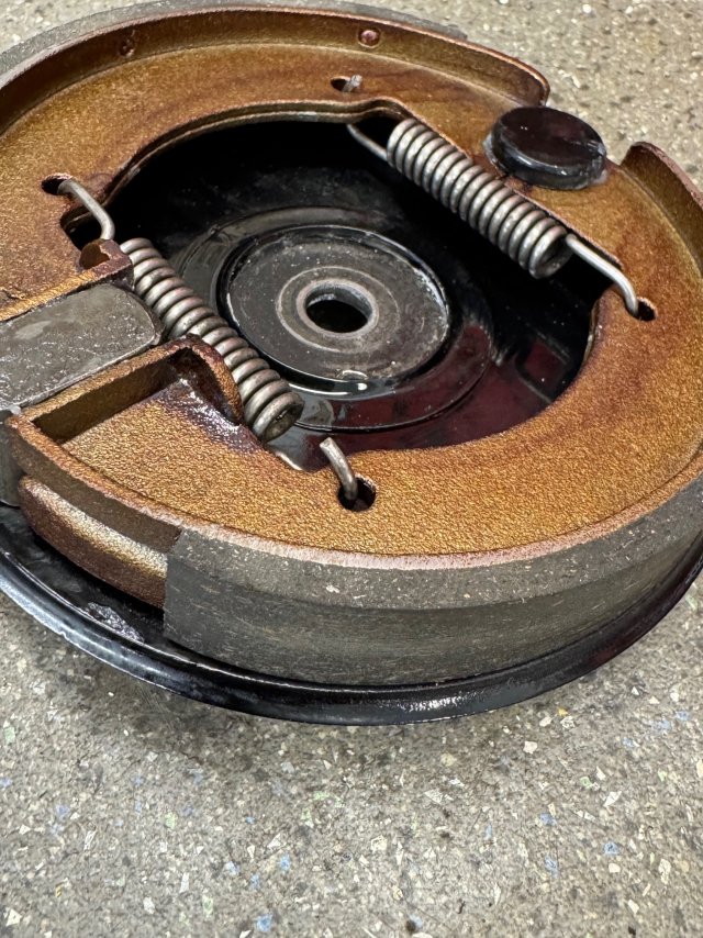 Die neu belegten Bremsbacken...