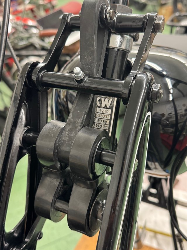 Diffizile Aufgabe: die Gummis für die Trapezgabelfederung richtig einzubauen!