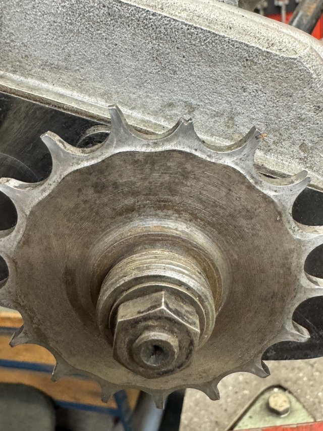 Dem Antriebsritzel ist ein Zahn ausgebrochen. Muss ersetzt werden.