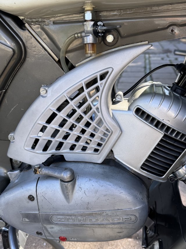 Endlich: nach einem 1/2 Jahr der Suche und Recherche, haben wir nun die passende Vergaserverkleidung bzw. den Engelsflügel gefunden!!