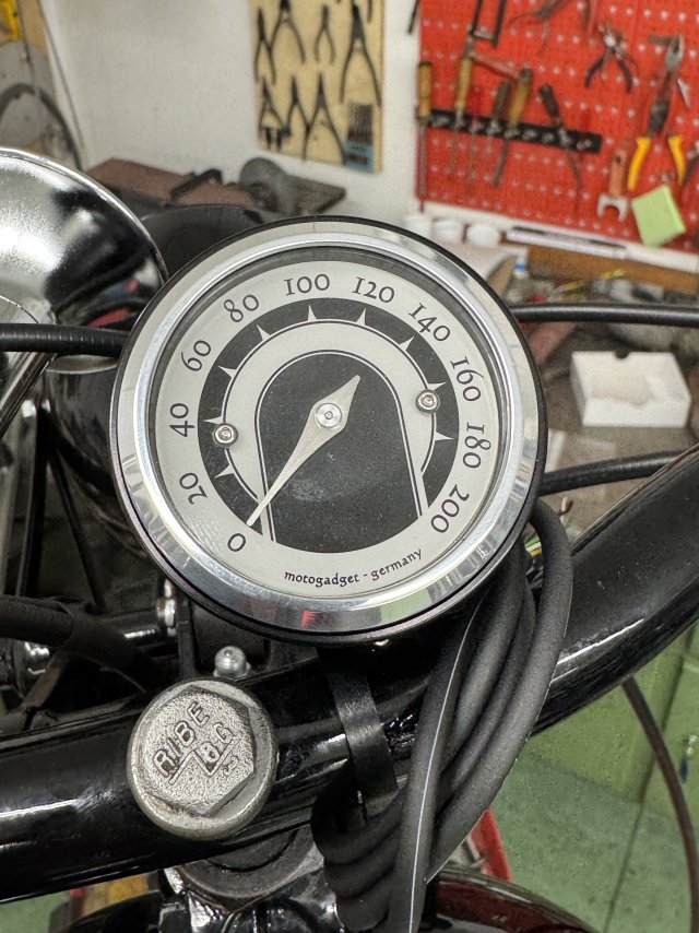 Wir verbauen einen elektronischen Tacho.