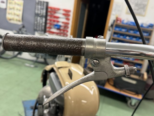 Die alten Handgriffe sind gereinigt und vorbereitet für Gummigriff und neue Bowdenzüge.