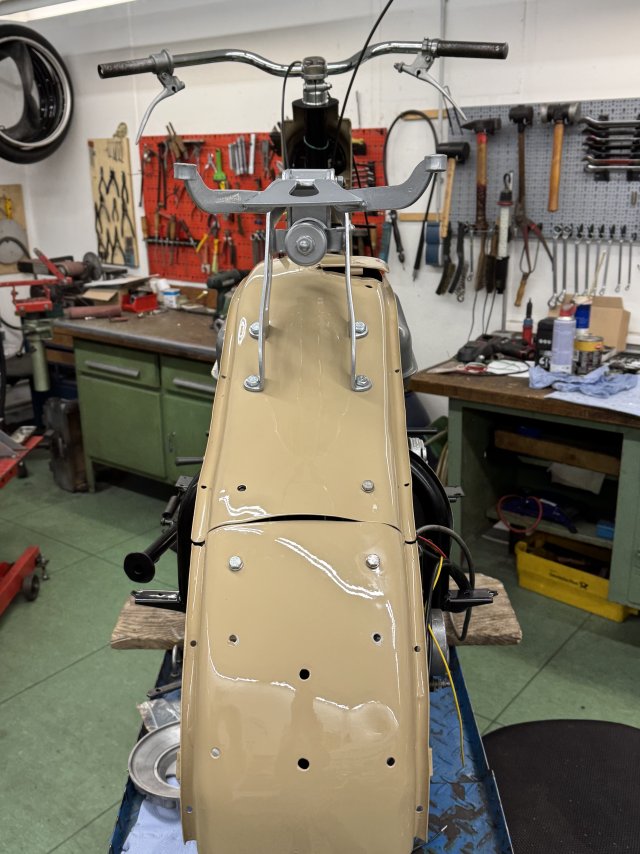 Sitzgestell für Beifahrersitz ist montiert