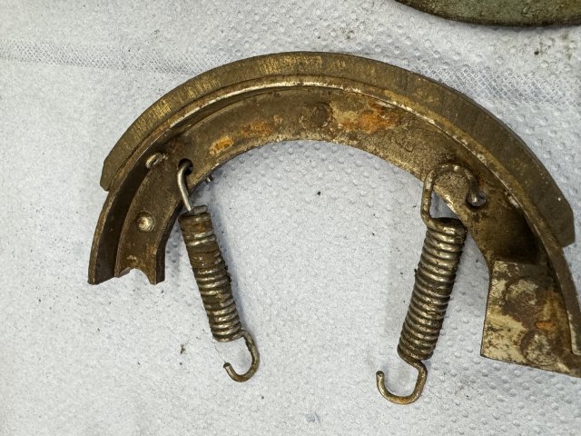 Die Bremsbeläge müssen erneuert werden.