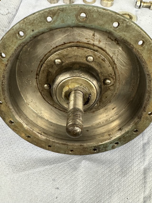 Die Bremstrommel hat starke Rillen; wir werden sie sauber abdrehen.