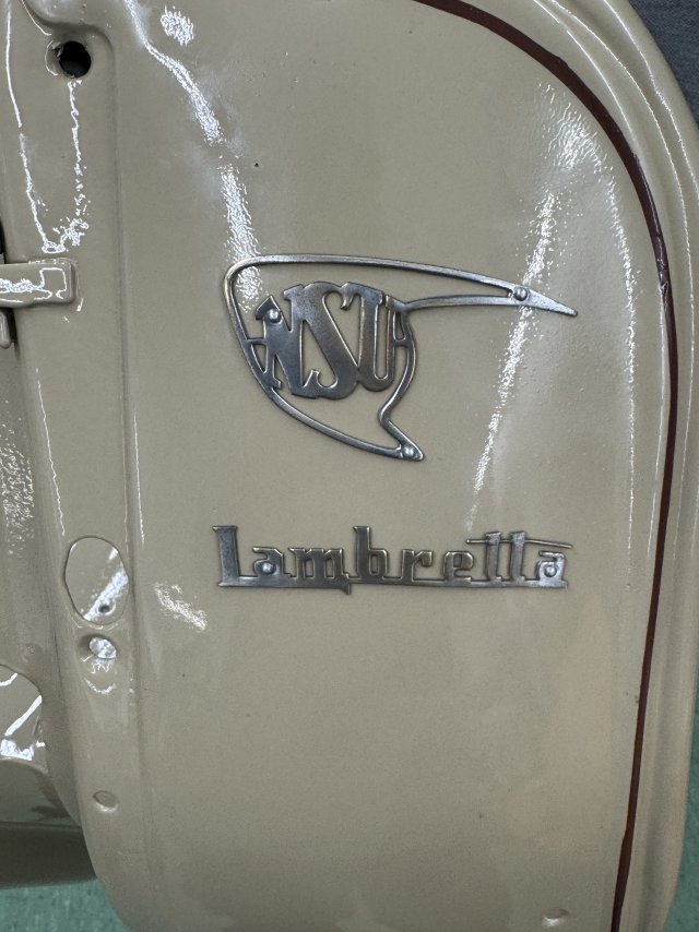 Das alte Logo ist aufpoliert und neu vernietet.