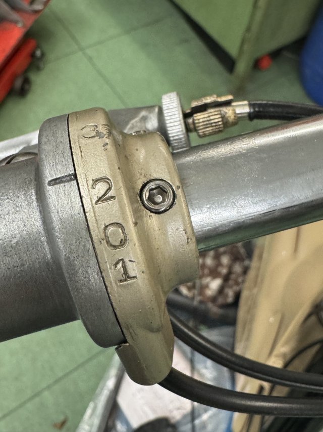 Eine neue gebrauchte Schaltschale ist samt neuer Schaltzüge montiert...