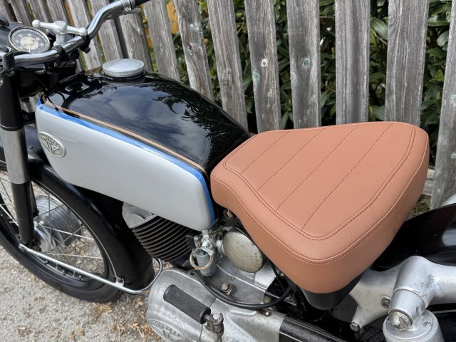 Der Tank wurde innen neu beschichtet und komplett neu lackiert und handliniert. Der Sattel in feinem Leder neu bezogen.