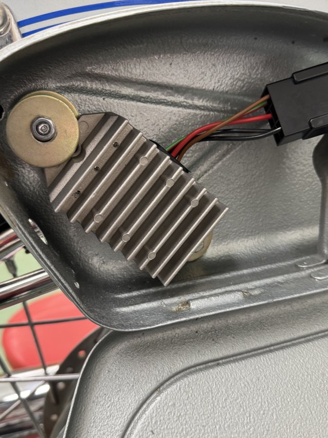 Den Regler für die kontaktlose Zündung haben wir im Batteriekasten verbaut.