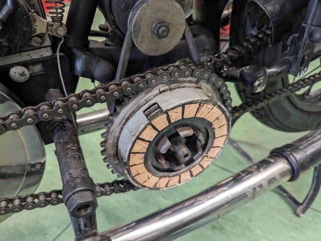 Die mit neuem Kork belegten Kupplungsscheiben sind nun eingebaut.