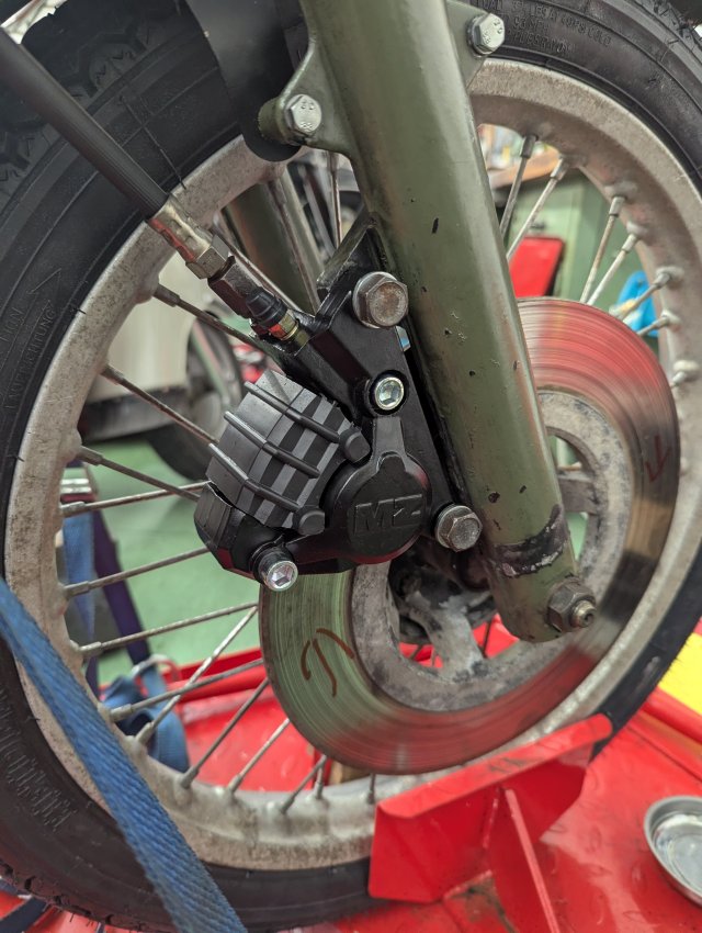 Neuer Bremssattel und neue Reifen sind jetzt eingebaut.