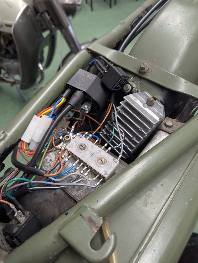 neue kontaktlose Zündanlage und neuer Kabelbaum rein.