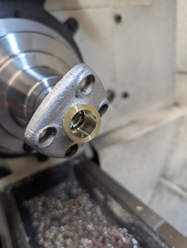 Hier die neu gedrehte Buchse.